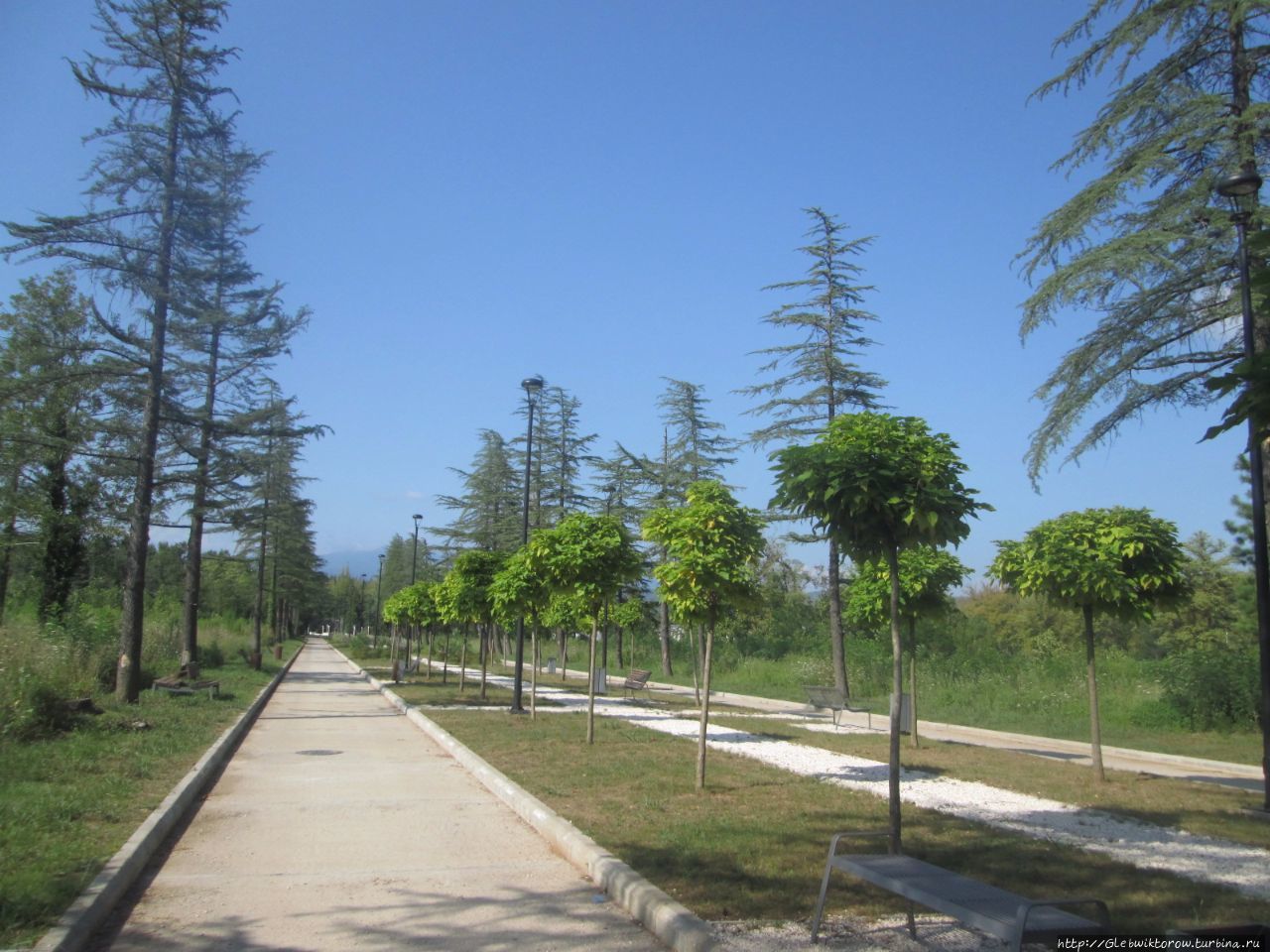 Прогулка по курортному парку в центре Цхалтубо, Грузия