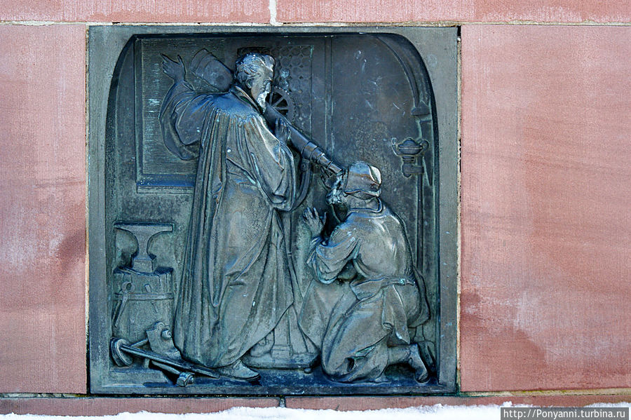 Барельефы на памятнике (1870) Барельефы на памятнике (1870)