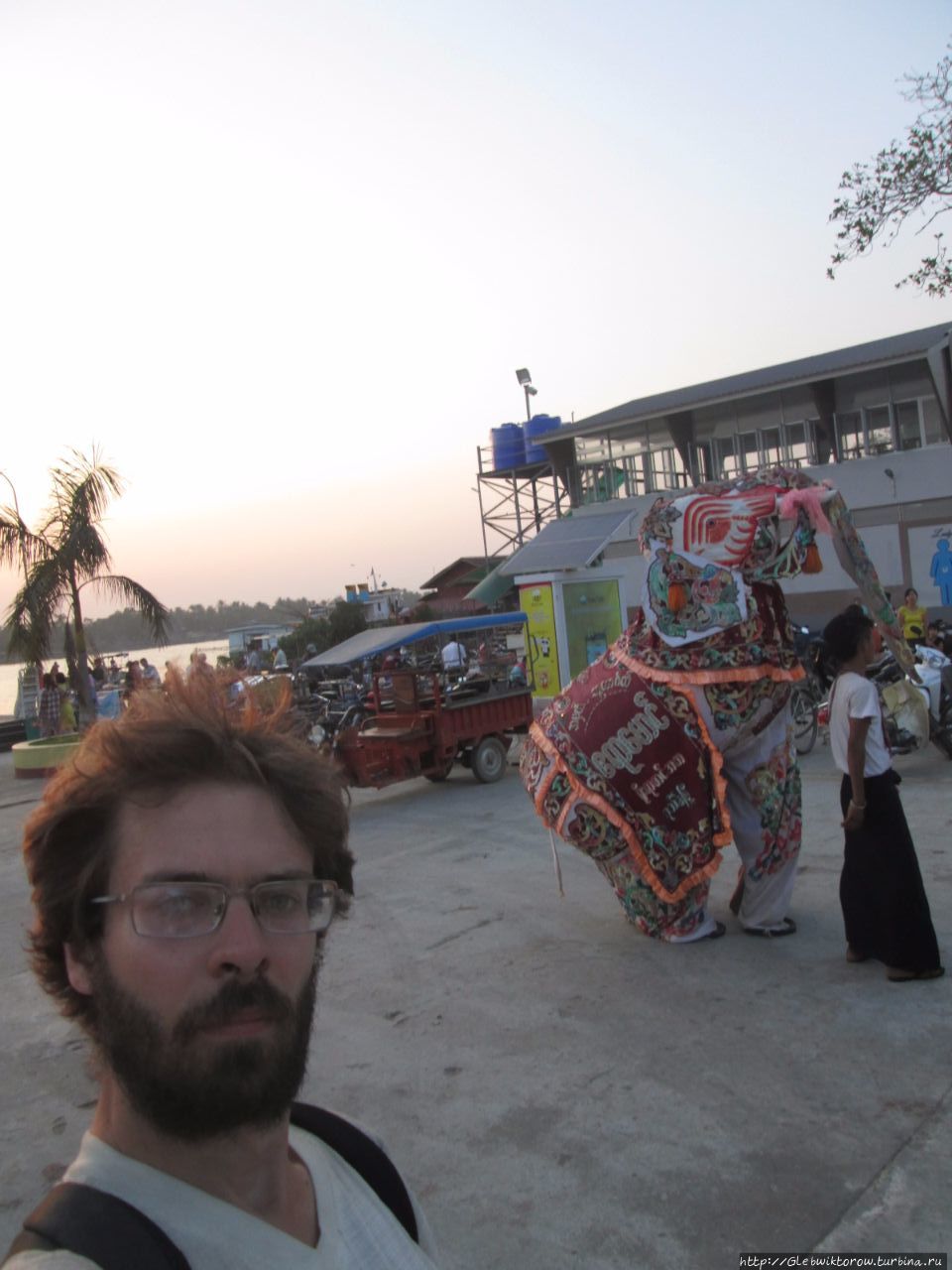 Закат и бутафорский слон на набережной Патейн, Мьянма