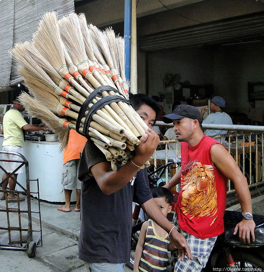 Веники на Филиппинах — вещь полезная... Хагна, остров Бохол, Филиппины