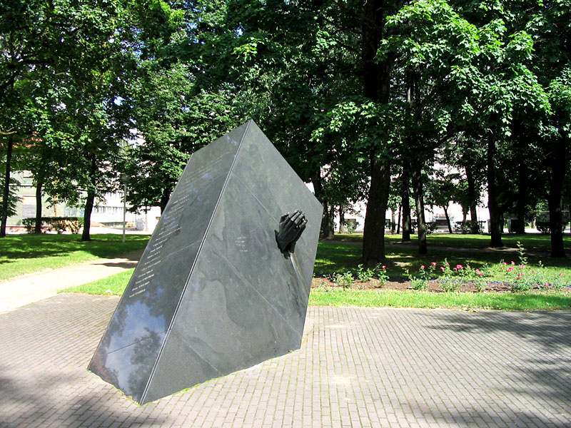 Памятник жителям Вырумаа, погибшим на пароме Эстония в 1994-м году Выру, Эстония