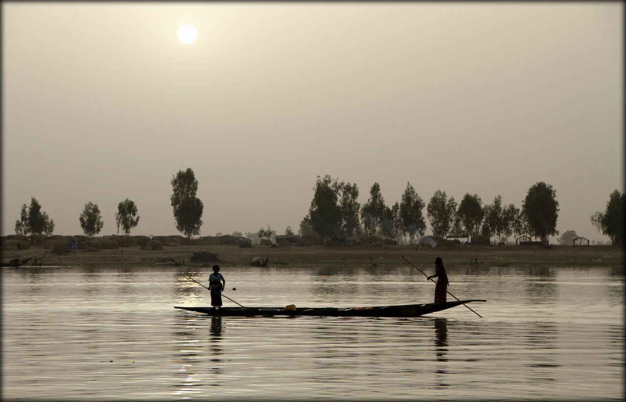 Малийская Венеция или белый закат над рекой Бани Мопти, Мали