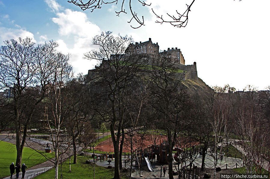 Эдинбургская крепость нависает над всем парком Эдинбург, Великобритания