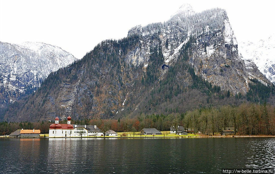 В средней части озера, на западном берегу у самой воды находится туристская достопримечательность — Церковь святого Варфоломея. В средней части озера, на западном берегу у самой воды находится туристская достопримечательность — Церковь святого Варфоломея.