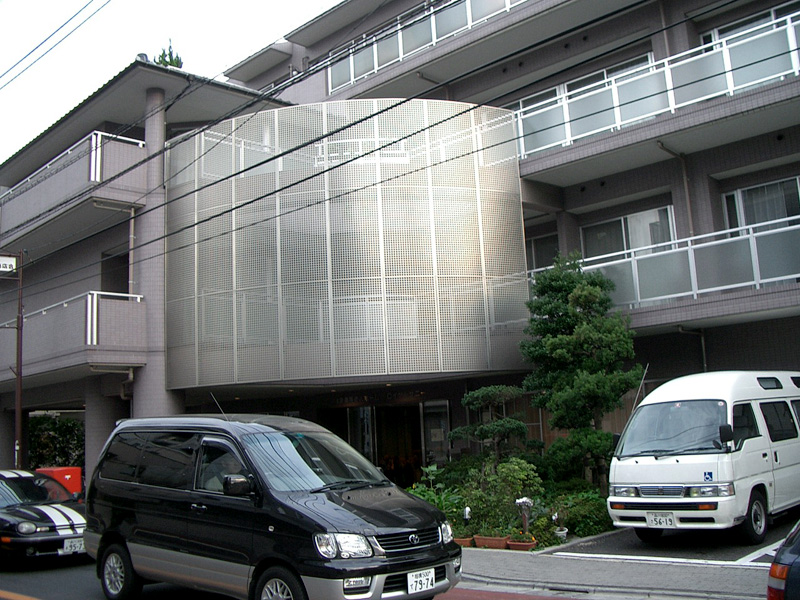 Широкий многоквартирный дом Токио, Япония