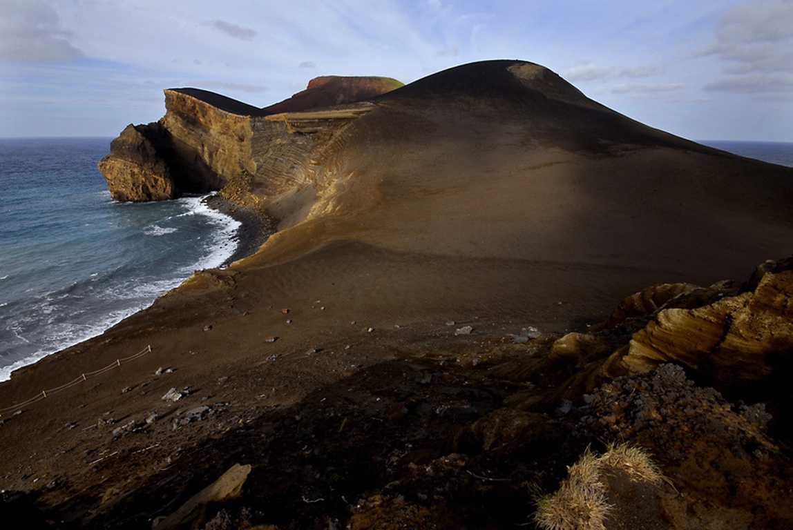 Вулкан Капелиньюш на острове Фаял. Фото из Интернета. Остров Файял, Португалия