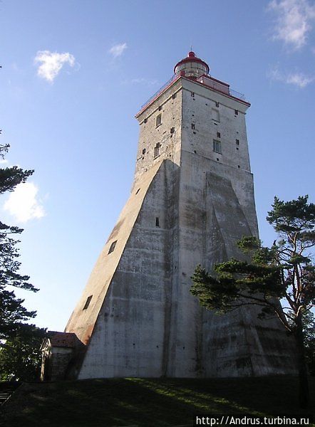 Кыпуский маяк — самая известная достопримечательность Хийумаа. Его даже можно назвать символом острова. Ведь Кыпуский маяк по возрасту третий в мире из действующих до сих пор маяков. Известно, что уже в 1490 году Ганзейский союз потребовал установить здесь сигнальный огонь. Считается, что строительство было завершено в 1531 году. Огонь маяка виден за 35 морских миль. Есть возможность подняться на вершину маяка. Кярдла, остров Хийумаа, Эстония