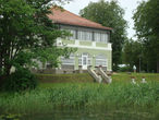 Дом управляющего имением на берегу озера.