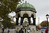 Самым, если так можно сказать современным украшением площади служит Немецкий фонтан.