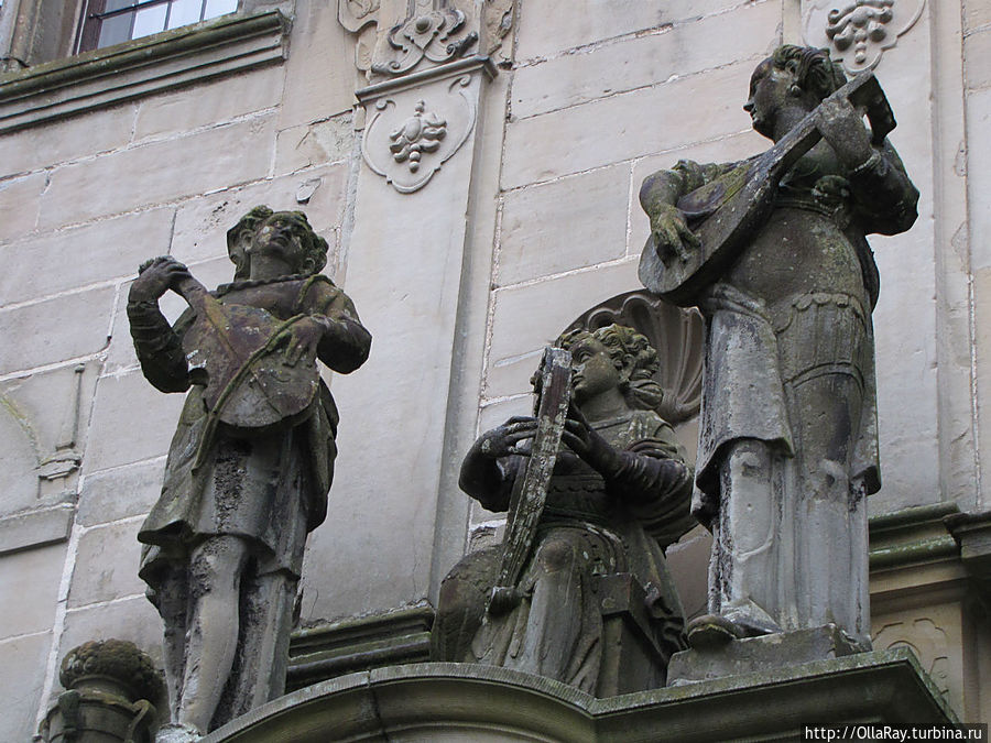 Скульптурная группа над аркой. Дом аудиенций. Хиллерёд, Дания