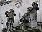 Скульптурная группа над аркой. Дом аудиенций.