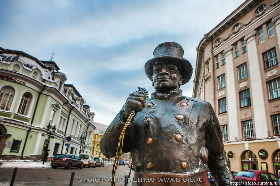 Вот он, трубочист — символ старого города. Таллин, Эстония