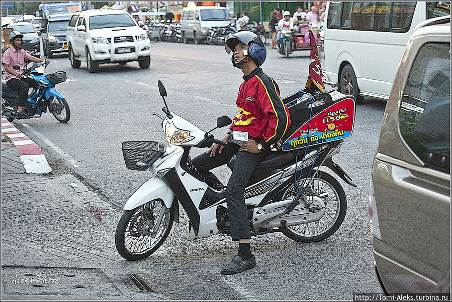 Ездить на мотоцикле при таком движении, как в Паттайе, — это — подвиг. Но местные жители совершают его каждый день...
* Паттайя, Таиланд