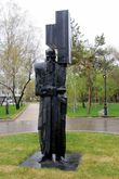 Другой же памятник годом ранее был открыт в театральном саду возле театра драмы и был назван Крест несущий. На мой взгляд, это символический монумент, очень точно отражающий суть литературного творчества Достоевского.