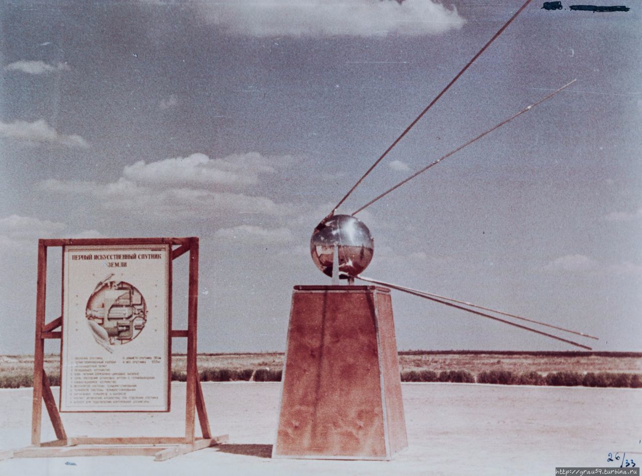 Макет первого спутника Космос-1 на полигоне. (Из Интернета) Саратов, Россия