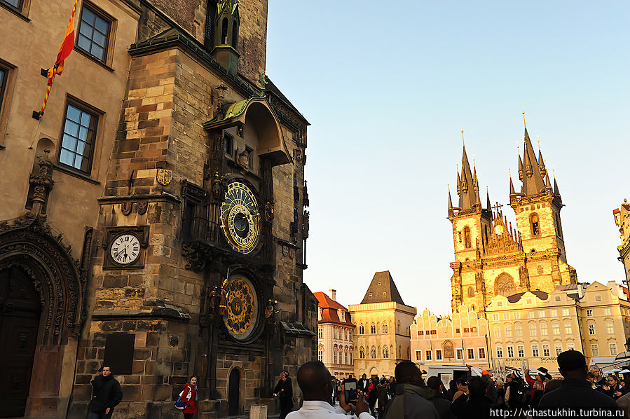 Перед Староместской площадью. Слева — часы на Ратуше, впереди — Тынский храм. Прага, Чехия
