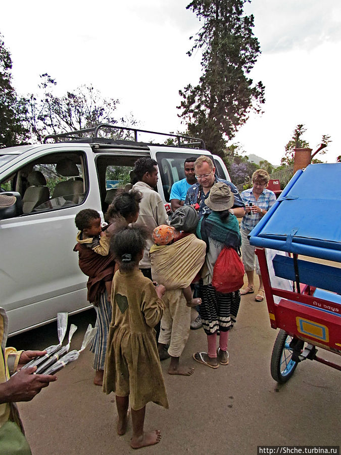 почти все выходы из авто, если это не закрытая территория отеля, сопровождается попрошайничеством местных ребятишек почти все выходы из авто, если это не закрытая территория отеля, сопровождается попрошайничеством местных ребятишек
