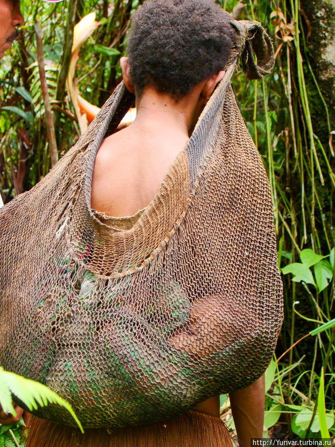 В торбе за спиной матери — самое безопасное место для малыша Джайпура, Индонезия