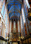 Внутреннее величие Мариацкого костела, высота сводов составляет 28 метров.