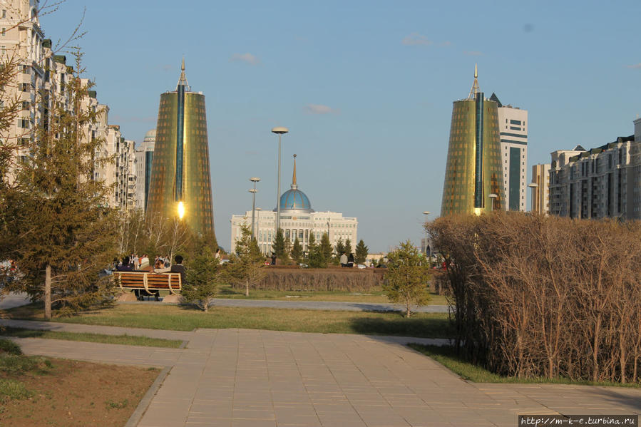 Прогулка вокруг Чупа-Чупса. Это башня Байтерек Астана, Казахстан