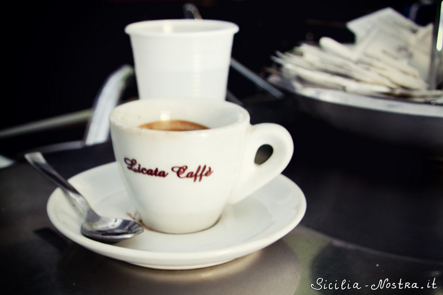 Сицилийская чашечка кофе: сам напиток находится на самом дне. Такое количество кофе кажется всем приезжим непривычным и удивительным, поэтому иностранцы часто просят сварить им кофе по-американски Чанчана, Италия