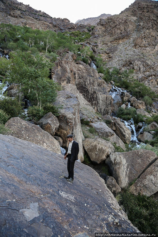 Идём, точнее лезем, смотреть петроглифы. Горно-Бадахшанская область, Таджикистан