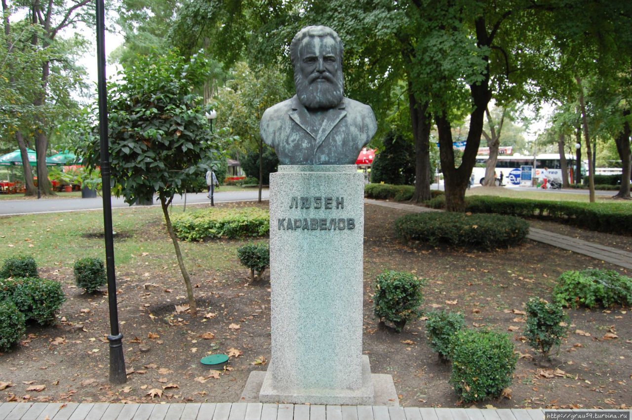 Памятник Любену Каравелову Бургас, Болгария
