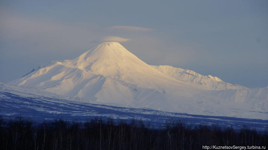 Вулканы от Этнокультурного комплекса Кайныран Камчатский край, Россия