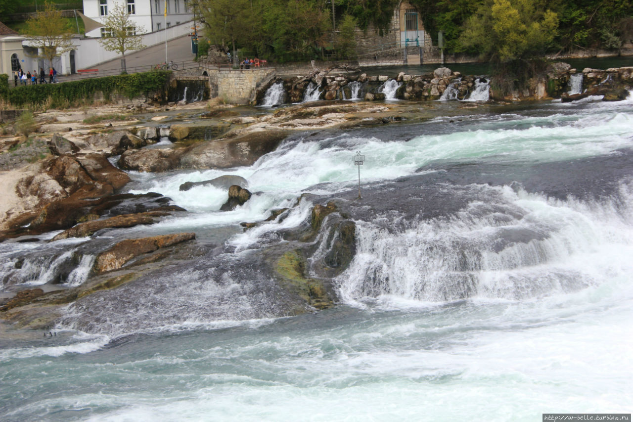 Ширина потока воды в рейнском водопаде достигает 150 метров. Нойхаузен-ам-Райнфалль, Швейцария