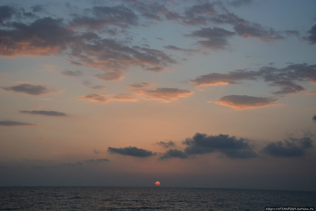 Утомлённое солнце нежно с морем прощалось Кало-Неро, Греция