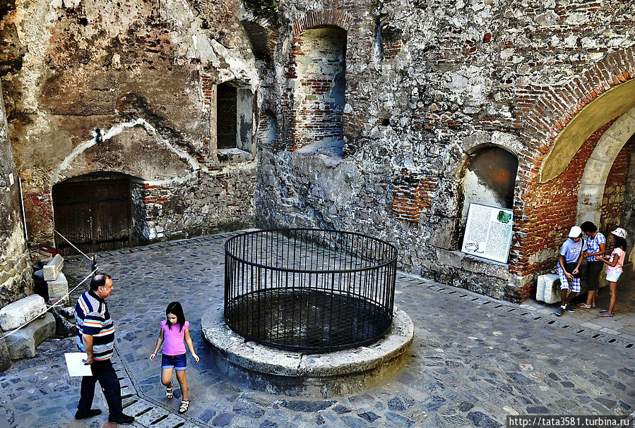 В замке есть собственный тридцатиметровый колодец, который вырыли пленные турки. Хунедоара, Румыния