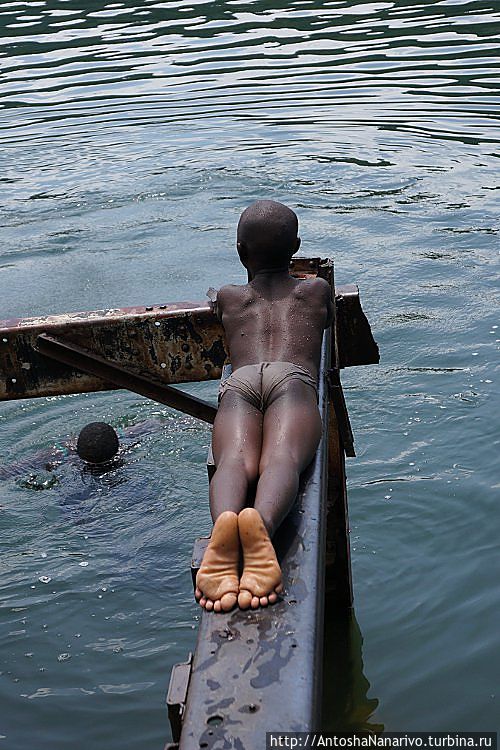 Пацаны купаются Кибюи, Руанда