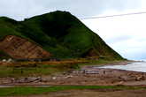 В   этом   распадке.   который   углубляется   внутрь   острова,  расположен   бывший   шахтерский   поселок   Щебунино.  Дальше   дороги   нет,  она   заканчивается   под   сопками.