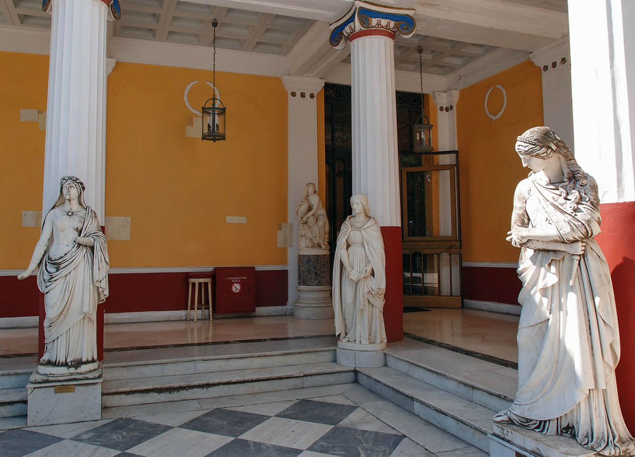 Три Ахиллеса и печальная Сисси Гастоури, остров Корфу, Греция