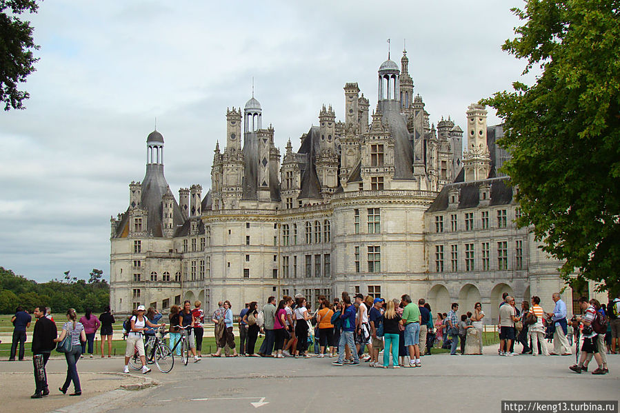 Сотни каминных труб охотничьего домика — замка Шамбор Шамбор, Франция Сотни каминных труб охотничьего домика — замка Шамбор Шамбор, Франция