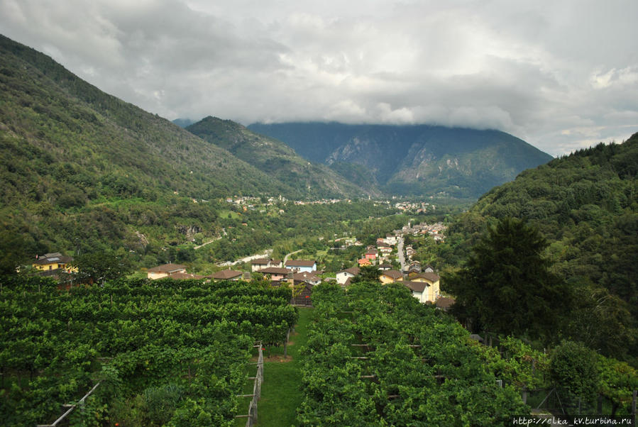 Вид на долину с террасы чайного дома в Интранье Локарно, Швейцария