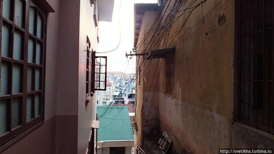 Вот такие кварталы встречаютя в Далате, с соседом можно поздороваться не выходя из своей квартиры Далат, Вьетнам