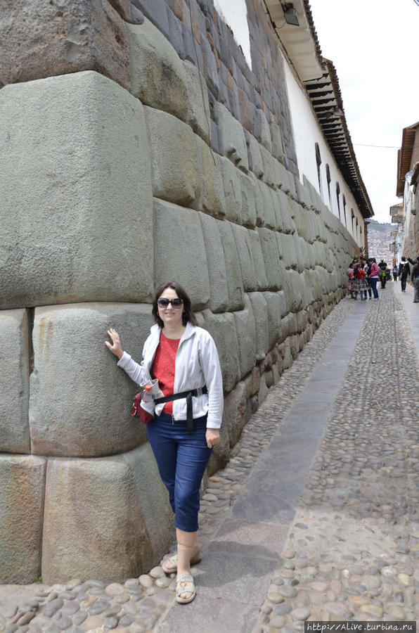 Остатки храмовой стены инков — теперь основа для зданий и соборов в Куско Перу