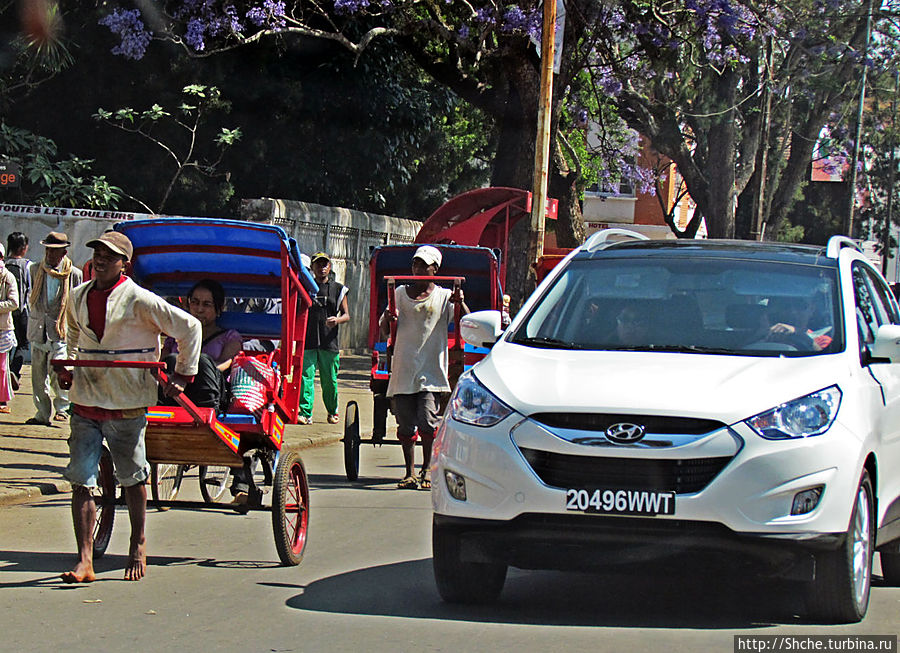 по дорогам рядом с пус-пусом не часто, но встречаются приличные авто Антсирабе, Мадагаскар