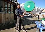 Джеду демонстрирует музыкальный инструмент тибетцев — что-то наподобие барабана