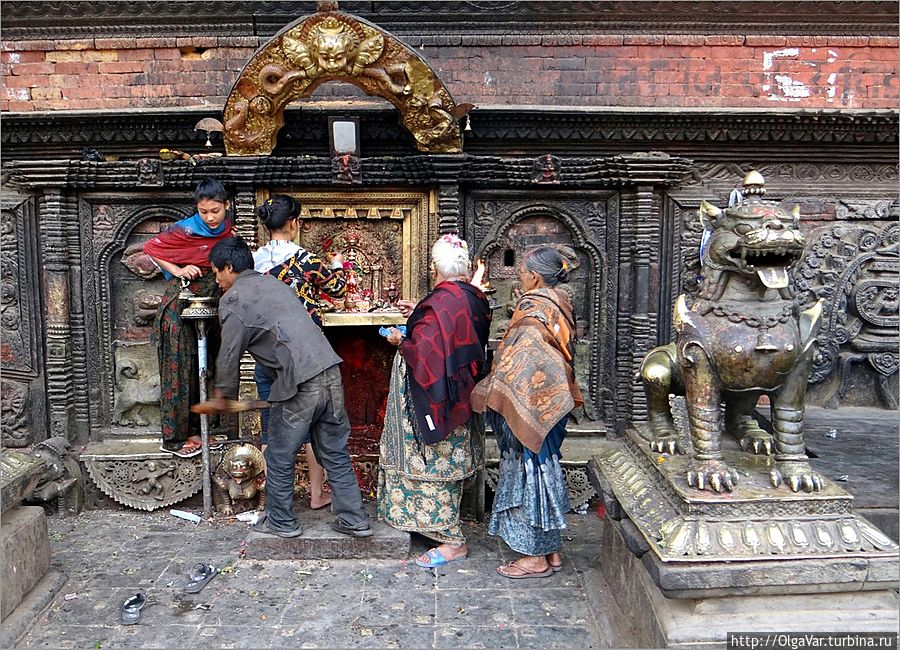 Еще одна достопримечательность площади Таумадхи — храм Бхайрава. Возле него всегда оживленно Бхактапур, Непал