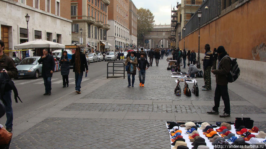 Африканцы продают сумочки и прочее... Ватикан (столица), Ватикан