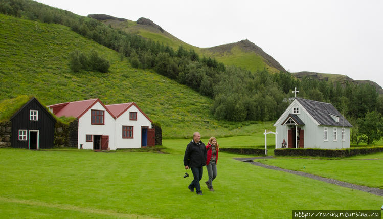Дома и церковь исландской