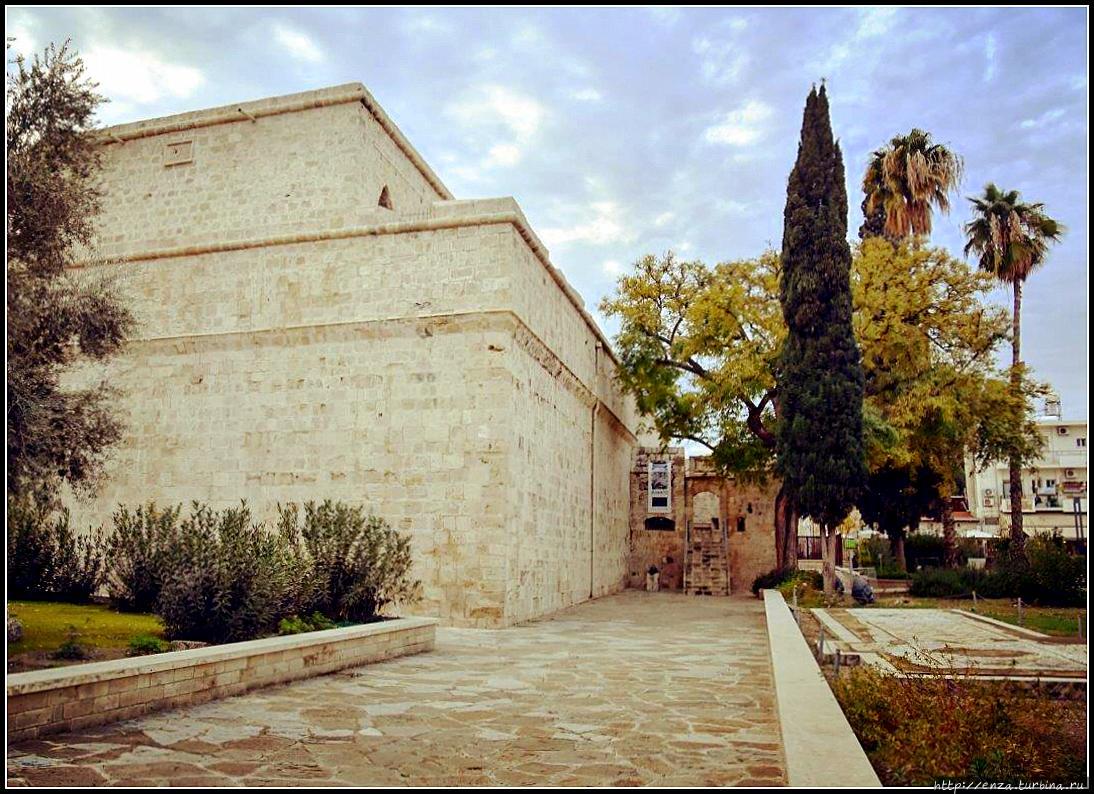 Лимассольский замок стоит на византийском фундаменте. Современный вид приобрел в конце XII в. при Ги де Лузиньяне. Сейчас здесь Музей Средневековья Колосси, Кипр