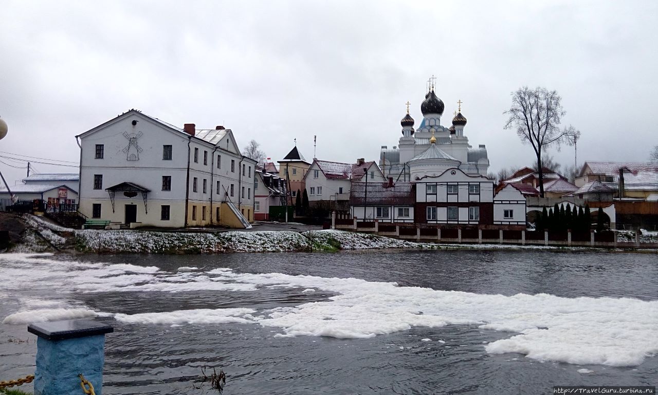 Здание водяной мельниц слева и церковь Николая Чудотворца Поставы, Беларусь