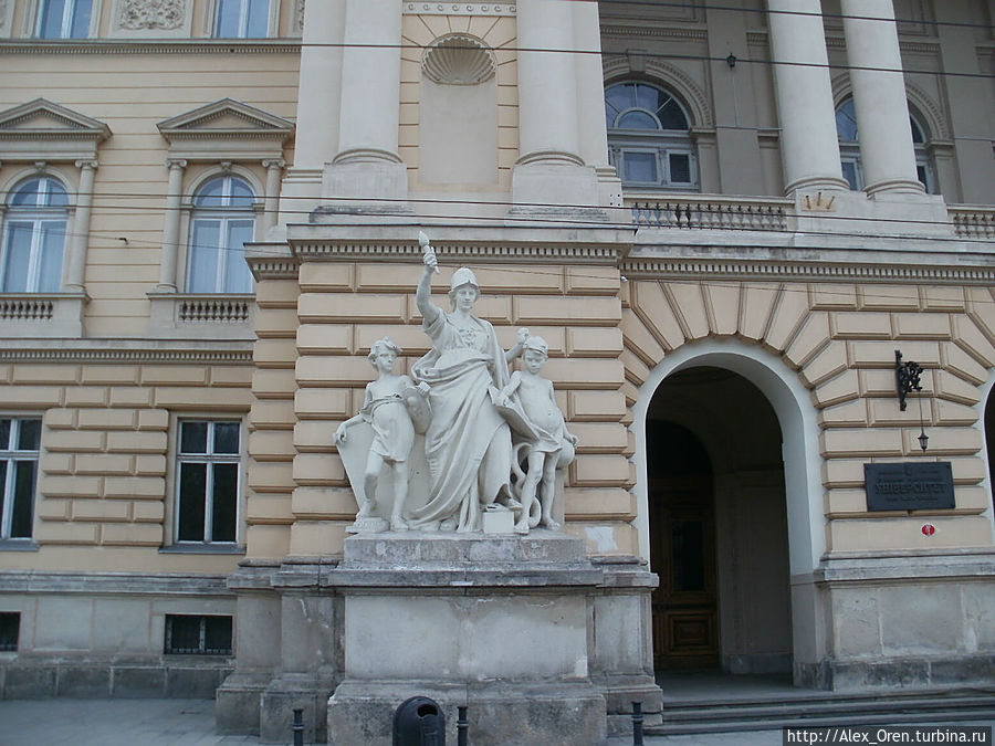 Старейший в Украине университет основан в 1784, а в этом здании с 1922. Львов, Украина