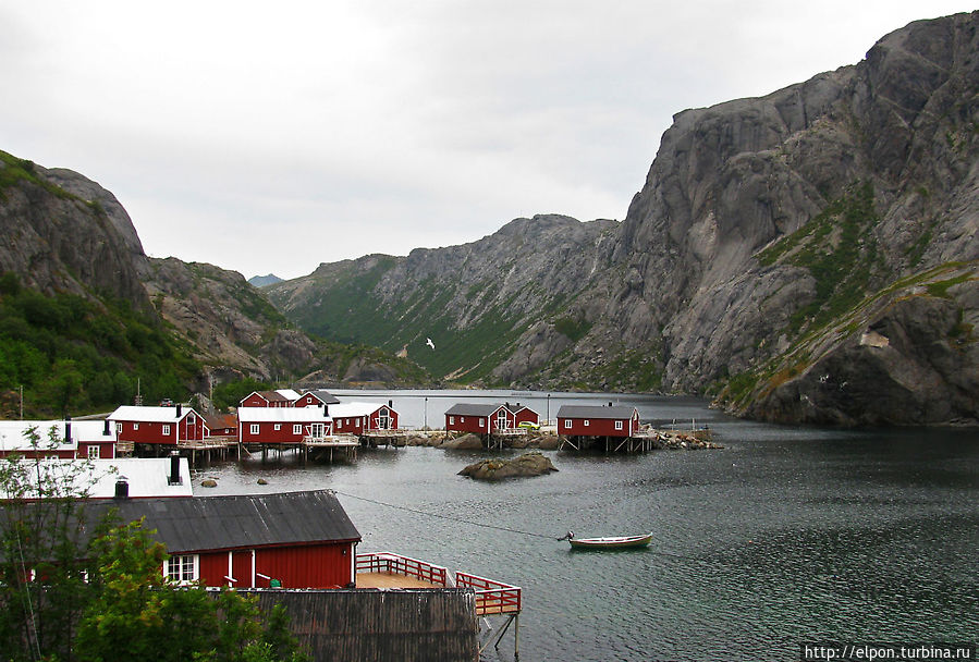 Лофотены – это многочисленные рыбацкие деревушки с «фирменными» домиками-рорбу на сваях Острова Лофотен, Норвегия