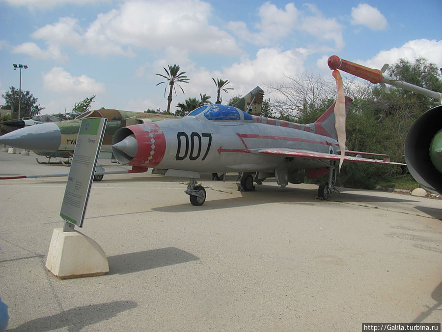 007. Самолёт угнанный арабом- лётчиком на территорию Израиля. Беэр-Шева, Израиль