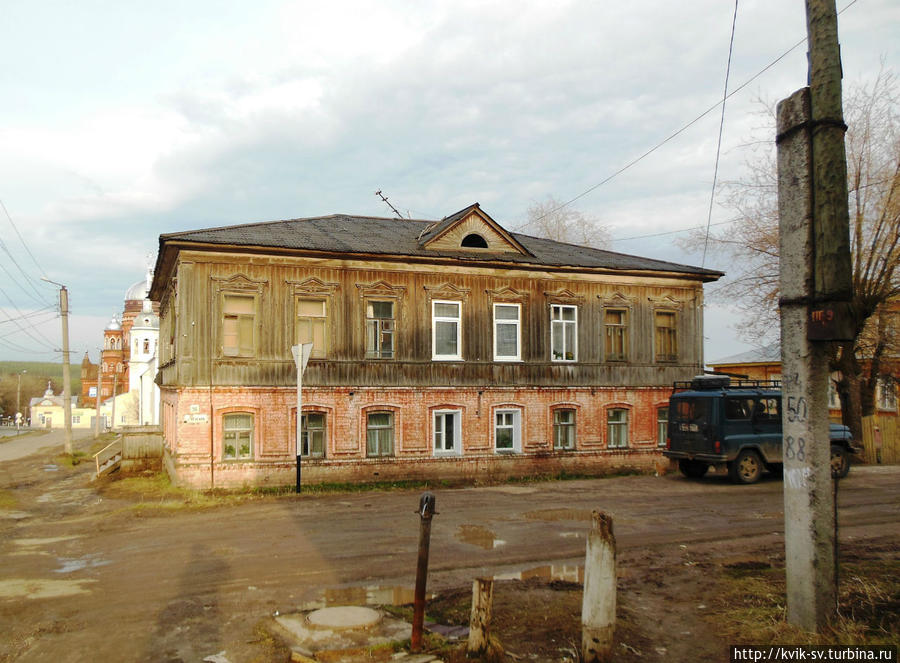 Двухэтажный  старый  дом  на  углу  Красной. Уржум, Россия