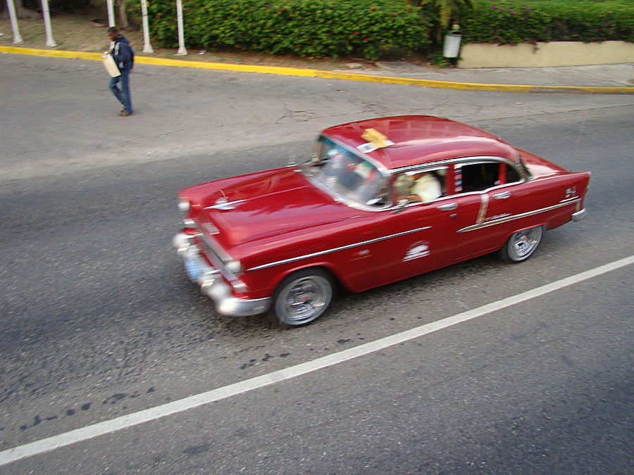 Ретро-автомобили острова Свободы Гавана, Куба Ретро-автомобили острова Свободы Гавана, Куба